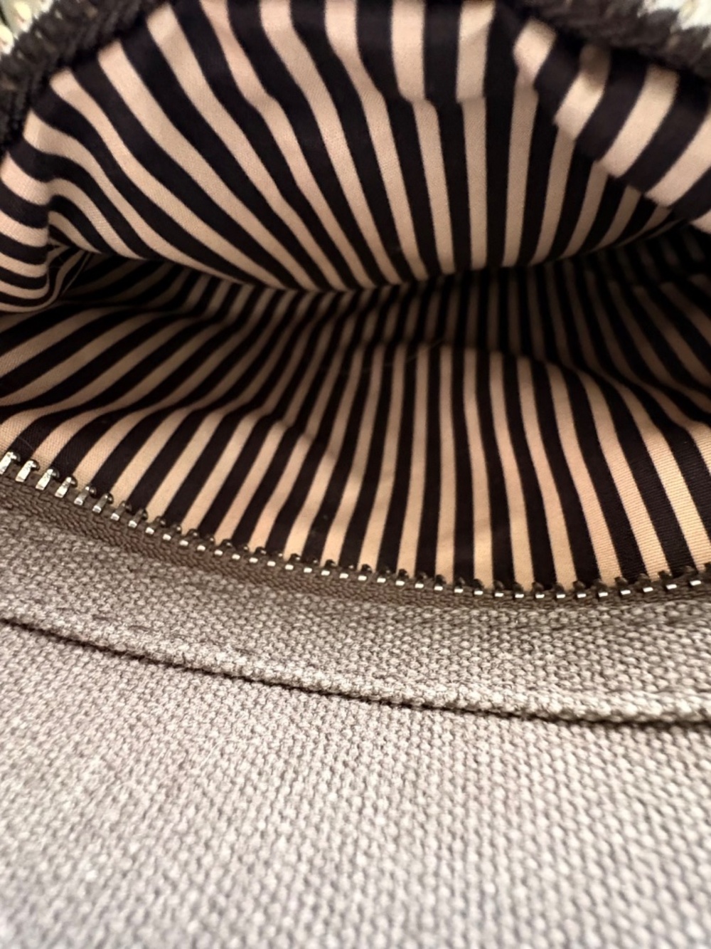 Travelon 5-Point Anti-Theft Pewter Heritage Hobo Bag Crossbody Canvas 10"x12"x3" - Picture 6 of 14